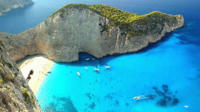 沉船湾是希腊扎金索斯岛最著名的景点,辽阔的沙滩上,洁白的细沙反射着