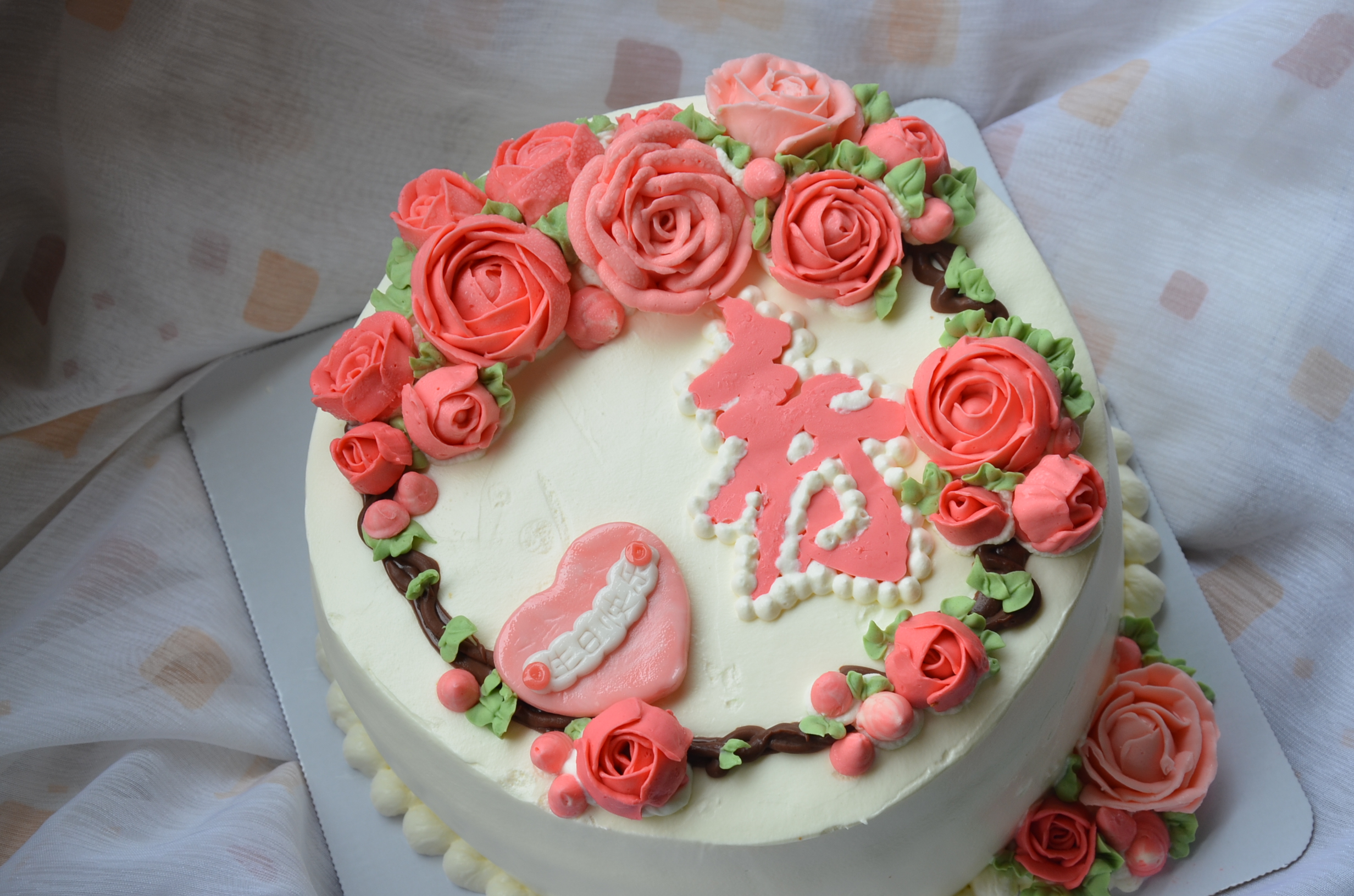 有一款艳色的花朵蛋糕