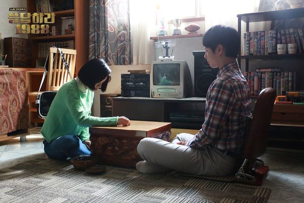 很认真的德善跟着阿泽学围棋最后把围棋放在了格子的中间#_#德善呐你