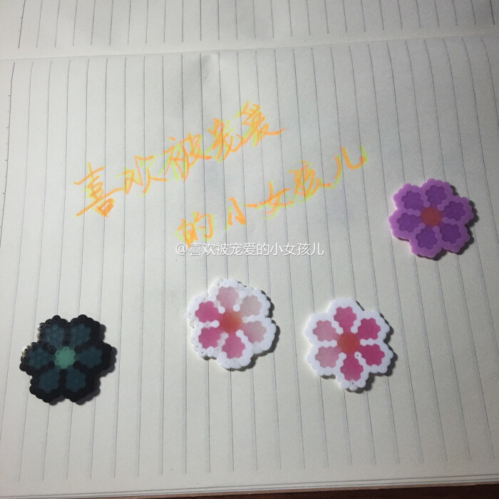 变的豆豆做的 但是除了粉色的好像其他两个看不太出来哦【像素风 拼豆
