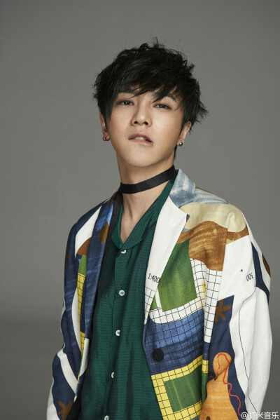 华晨宇 时尚 杂志 写真 宣传图