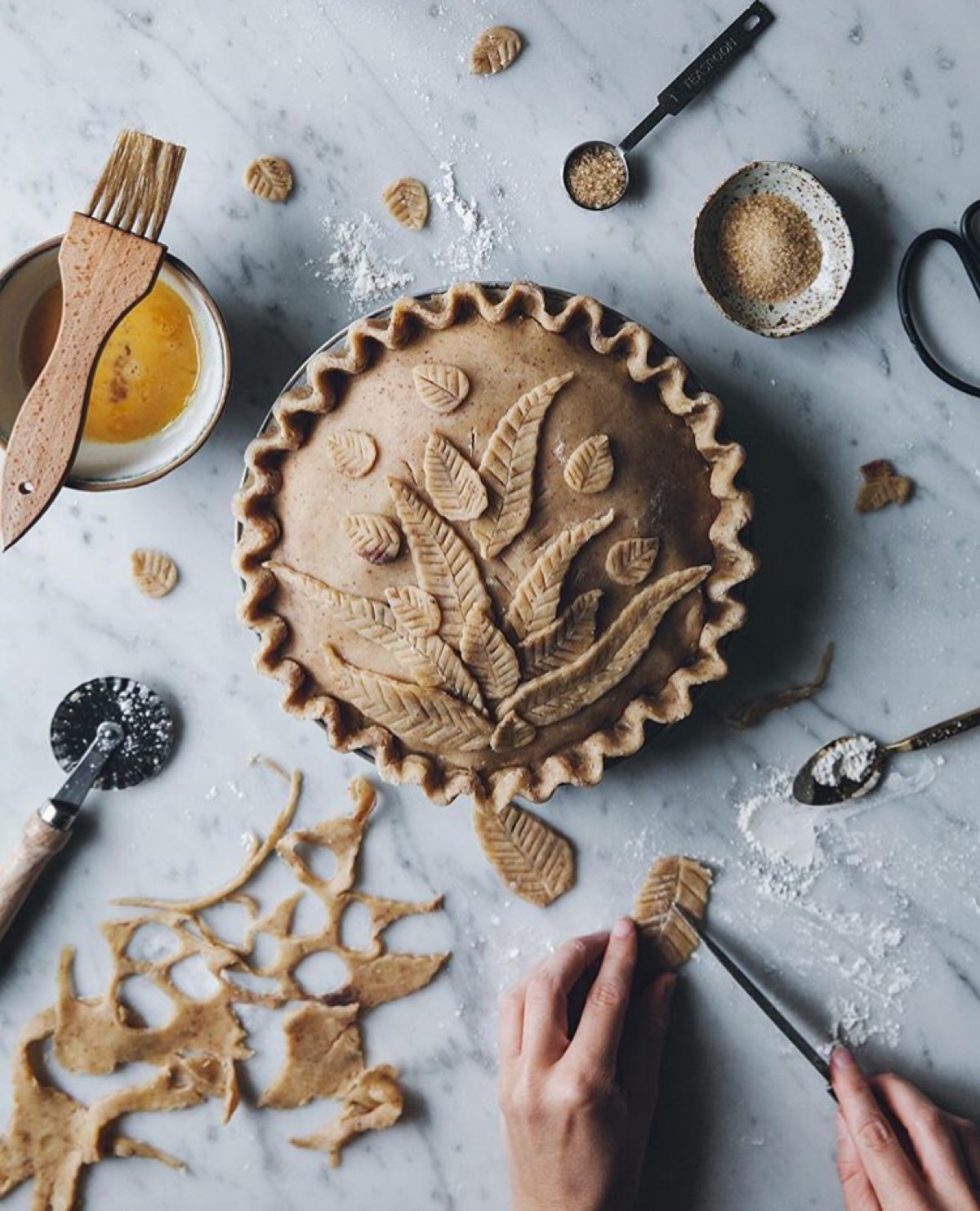 在她的精心制作下,鲜花与甜点结合,犹如诗画一般美.