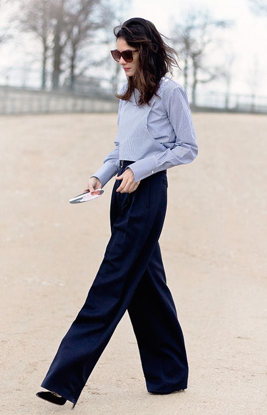 不对称的短款蓝色衬衣搭配藏蓝色阔腿裤简单有型,把高跟鞋藏在阔腿裤