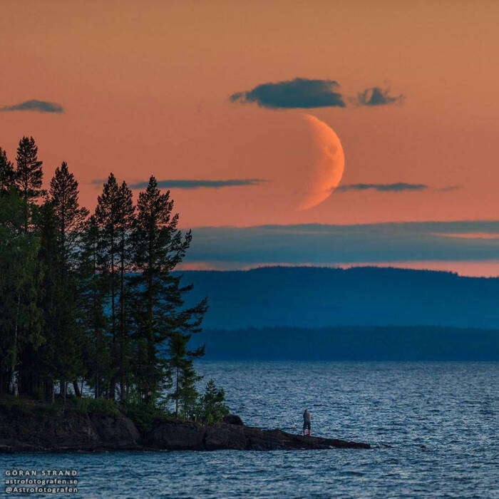 天文酷图# 立于地平线的上弦月,如诗般梦幻,是那陌生的高纬度美景.