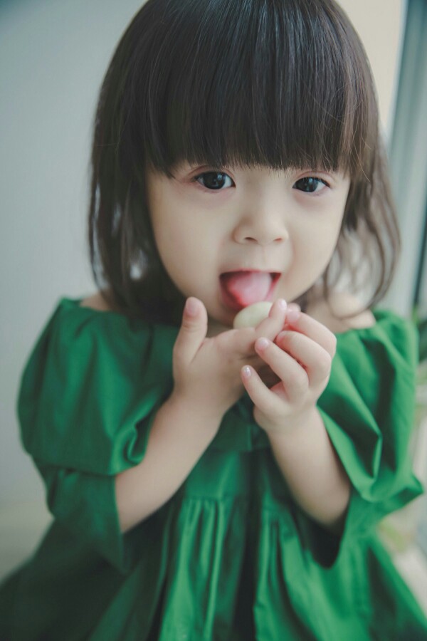 《放开我北鼻》中的哈琳 可爱俏皮,古怪萌娃