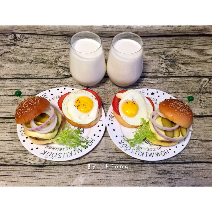 [偷笑]今日早餐——牛肉蛋堡牛奶 把汉堡胚切成三份 果然显得大了很多