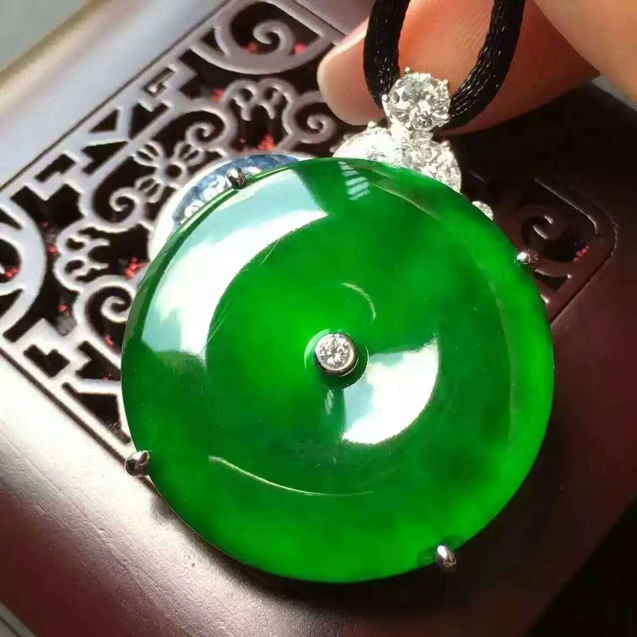 aq极品龙石种辣色平安扣,整体尺寸:38.1-29.4-7.7!小七位