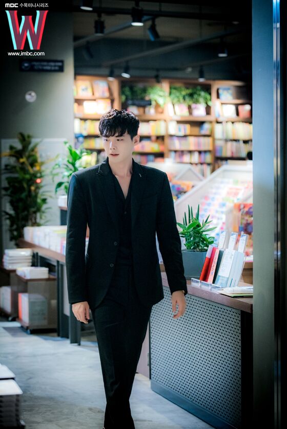 w两个世界##李钟硕#w官网更新剧照及花絮照