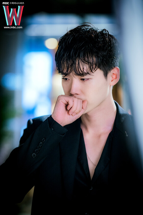 w两个世界##李钟硕#w官网更新剧照及花絮照