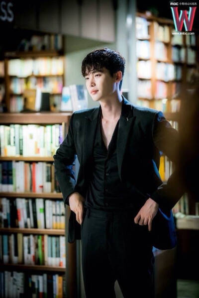 w两个世界# #w两个世界##李钟硕##韩孝周#壁纸 图片官网更新第渭