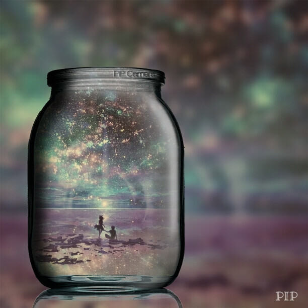 唯美画中画,星空的背景,没有塞子的星愿瓶,唯美模糊的色调很搭呢!