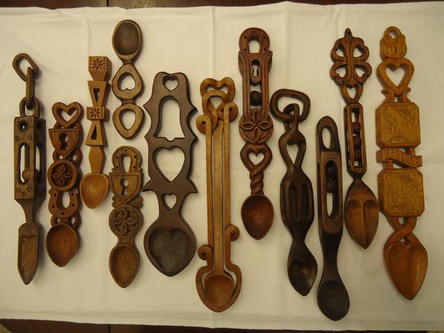 【爱情勺】一种可以追溯到17世纪的木制工艺品,一般认为最早出现于