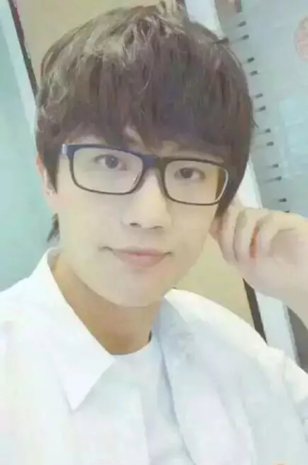 许嵩白衬衫