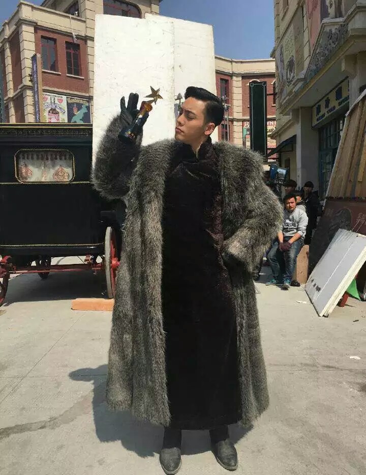 陈伟霆张大佛爷独家片场领奖照 一个出场自带bgm的男人