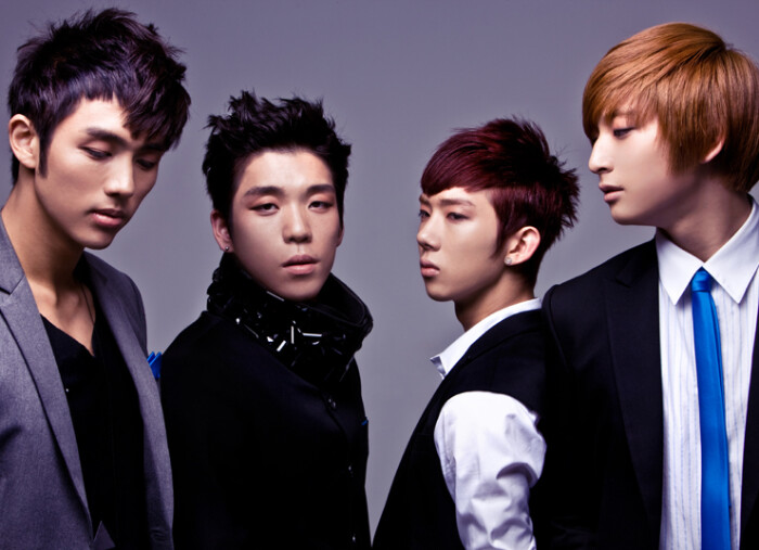 2am是韩国jyp entertainment于2008年推出的男子组合,四名成员包括