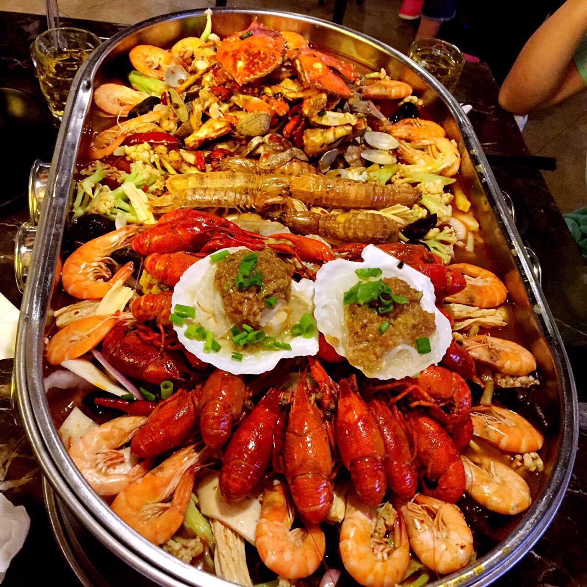 在山东吃海鲜有多实惠：这一大桌海鲜宴人均80元