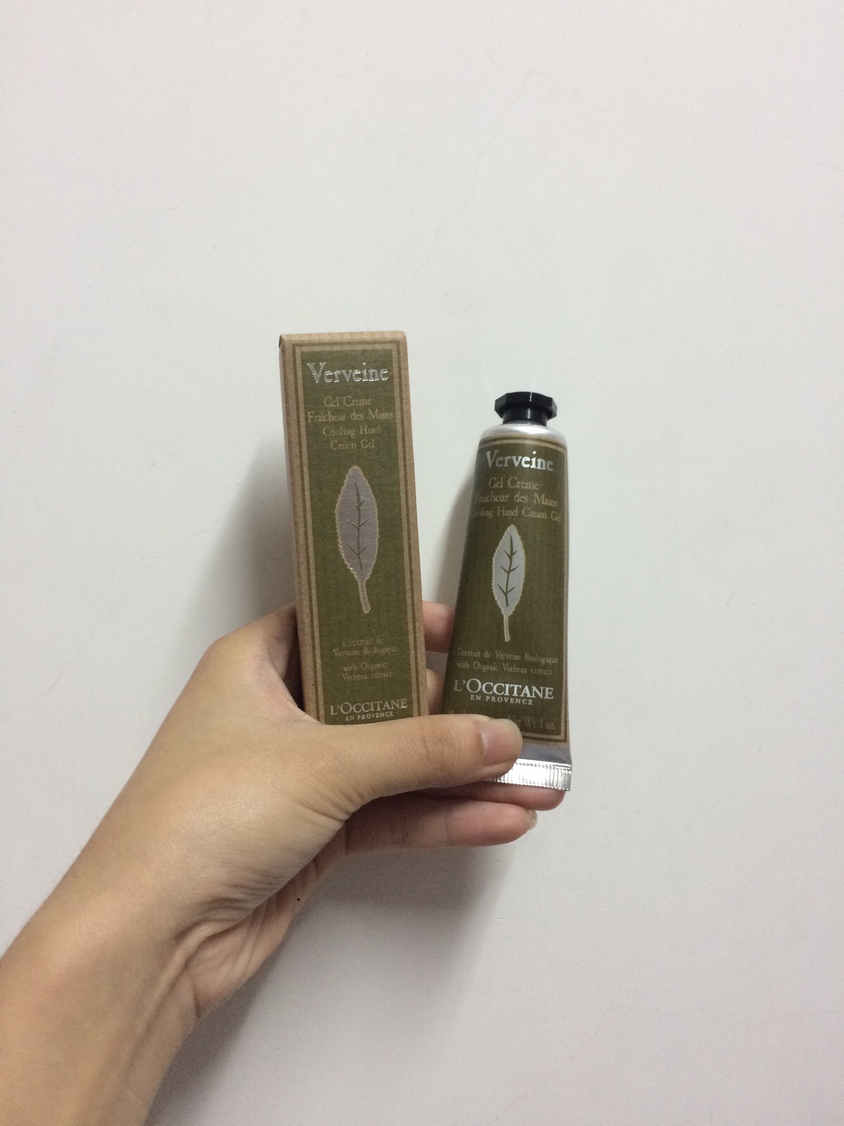 l"occitane欧舒丹马鞭草护手霜30ml 和之前的樱花味不同,马鞭草偏清新