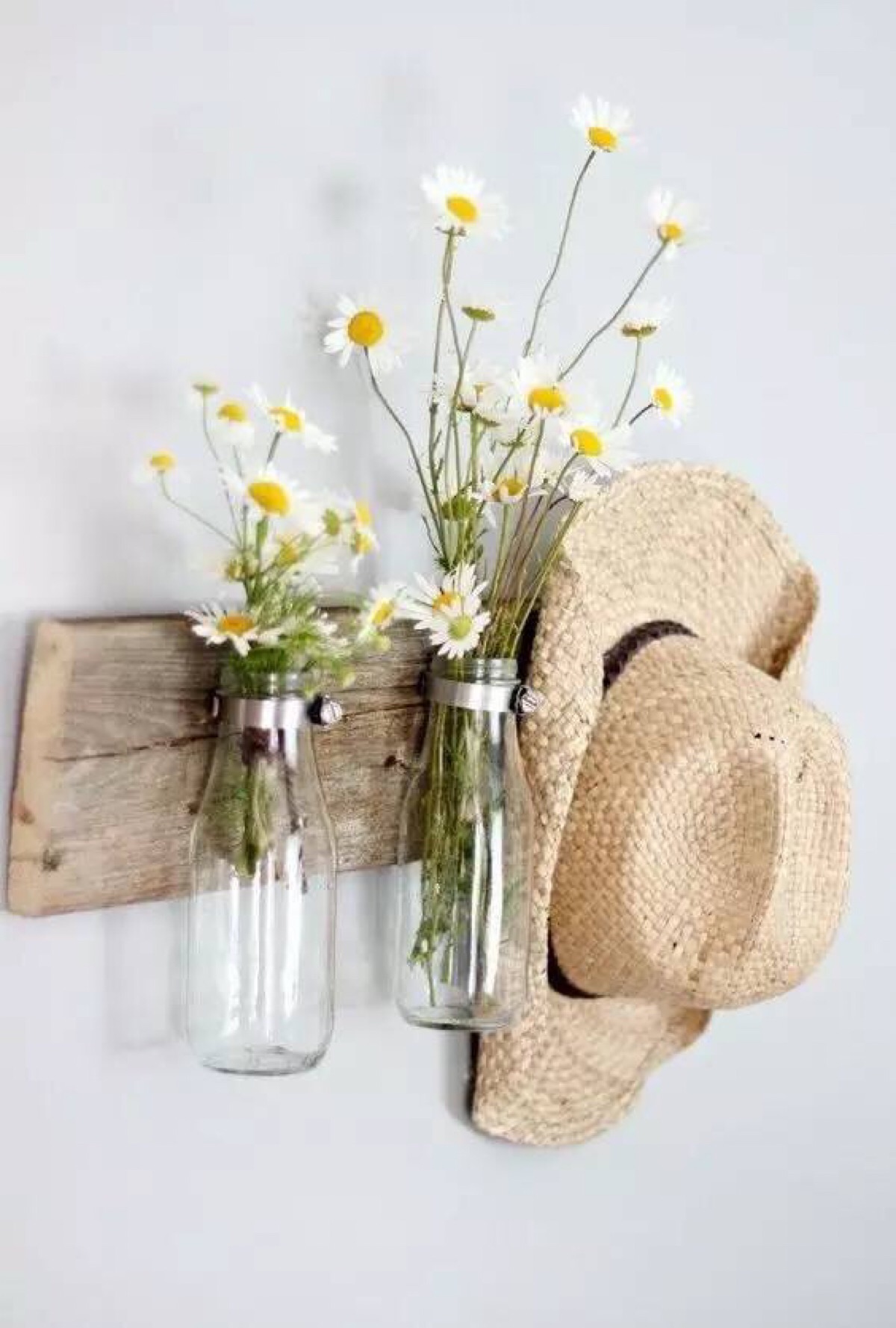 把透明玻璃瓶当做插花的花器最合适了,也是最方便省事的方法.