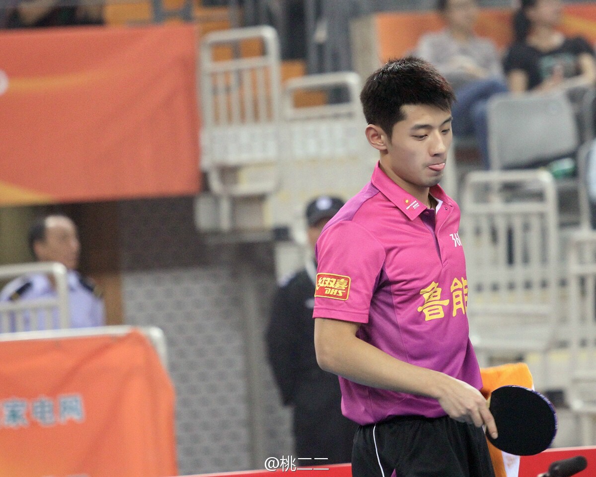 张继科 伸舌头犯规!