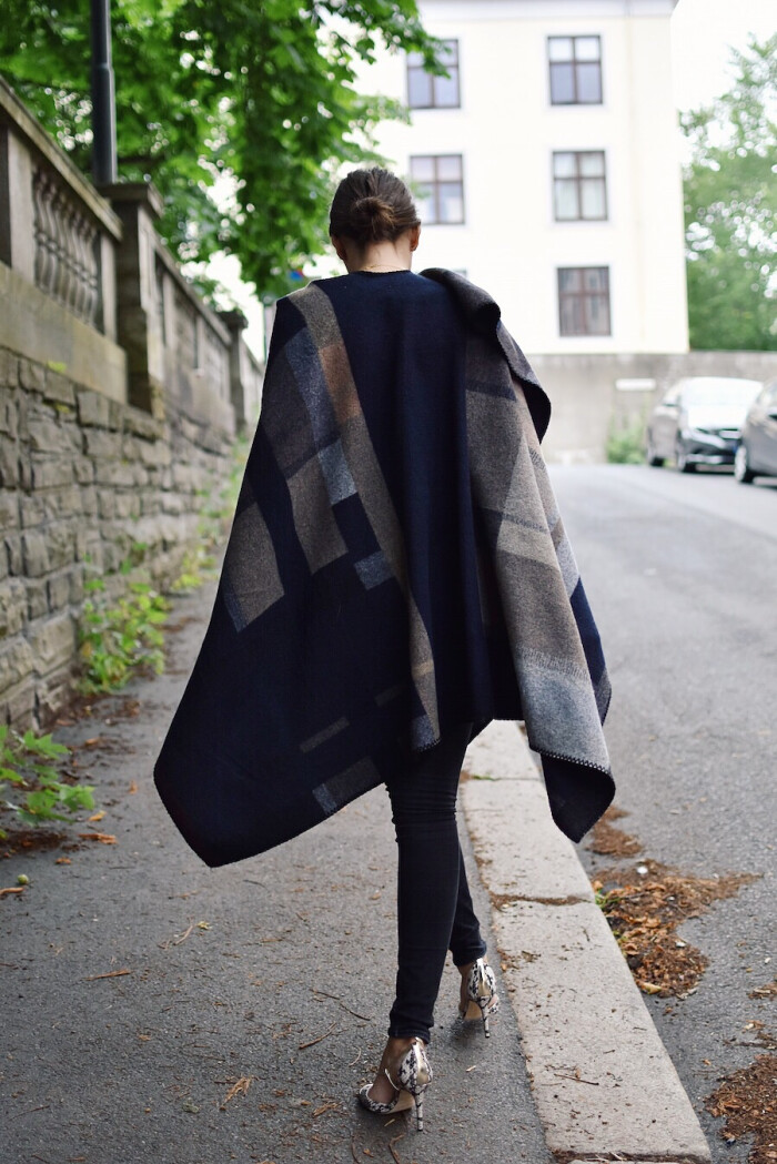 毯子造型披肩只看背影就很拉风.