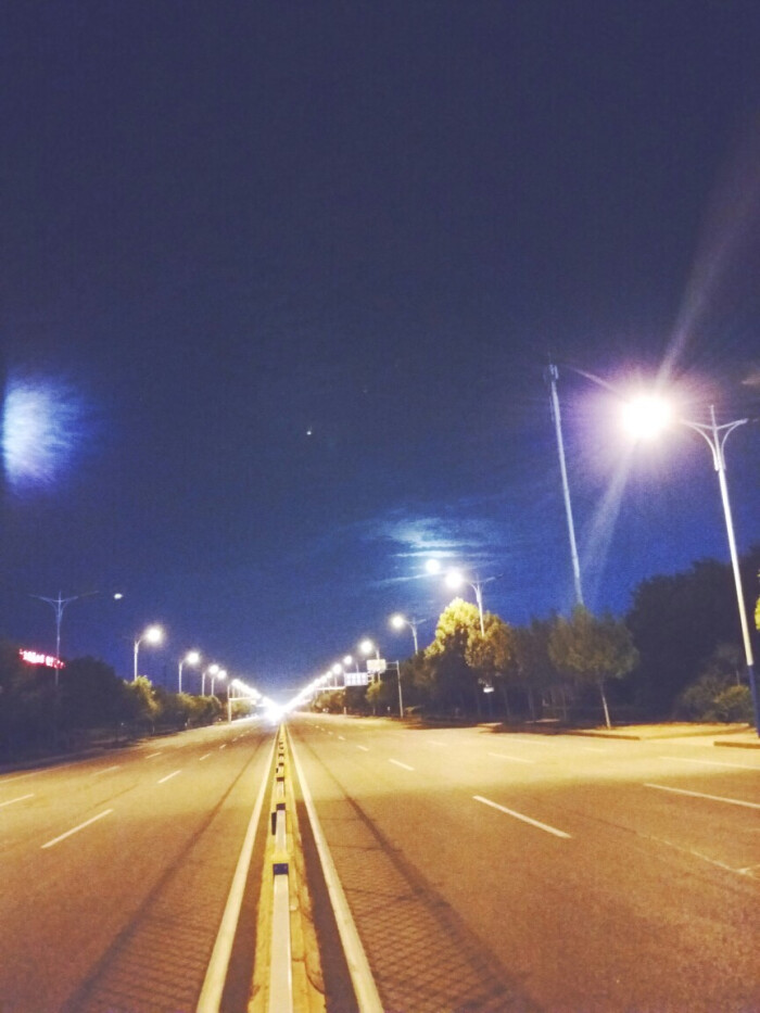 因为封路了,没有车,所以站在隔离带上拍夜景