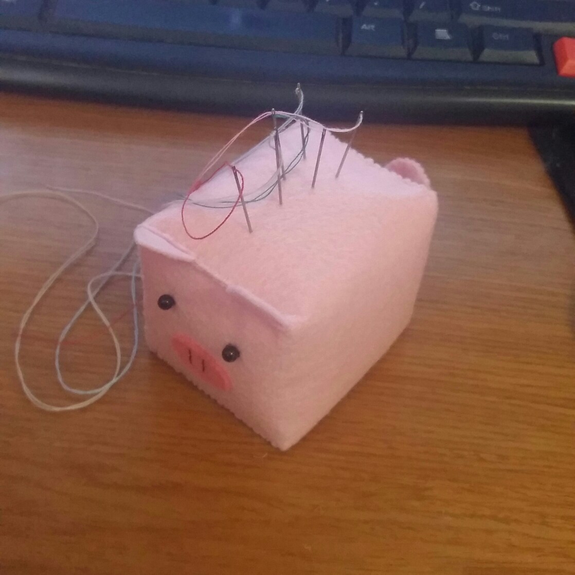 不织布小猪针包,一插针就像只刺猬.