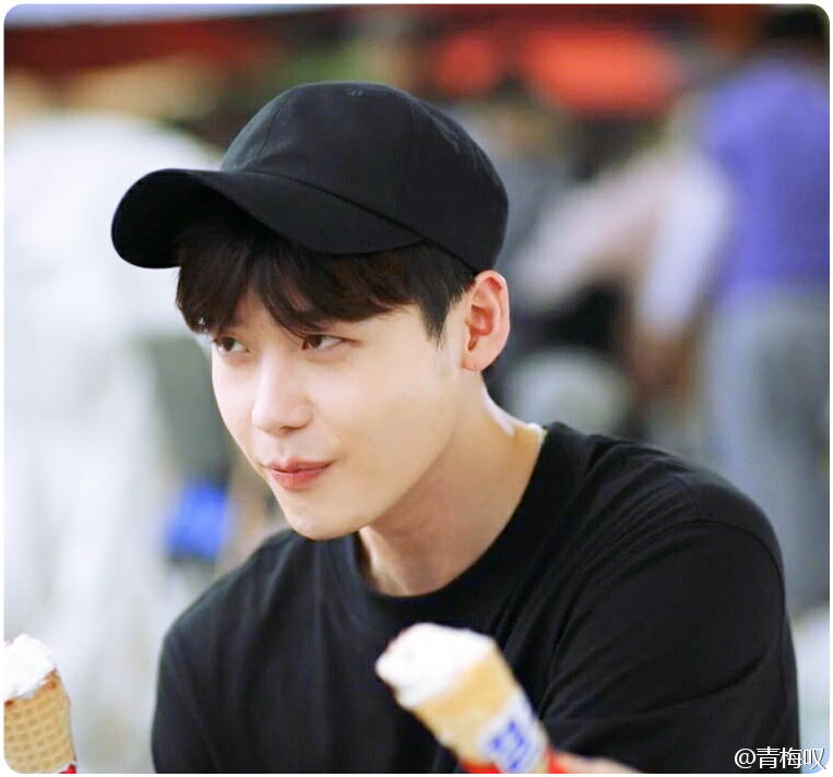 w两个世界#冰淇淋part 李钟硕头像9p[心]大男孩feel 图cr:@青梅叹