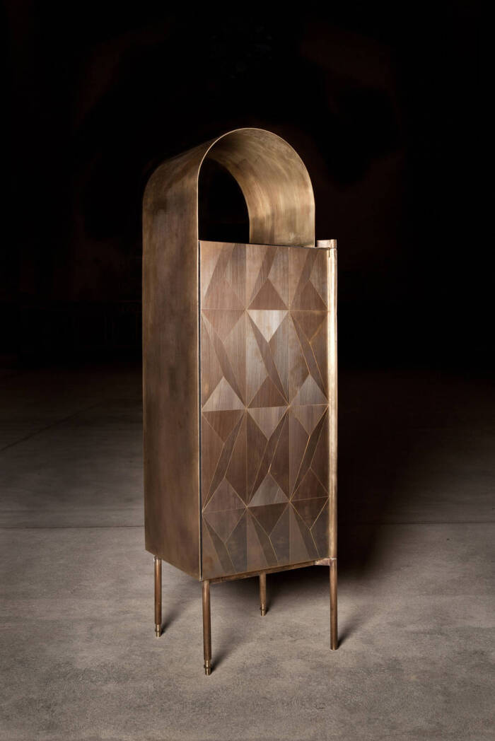 艺术家具】意大利设计师亚历山德罗东在设计展上展示了一组金属家具