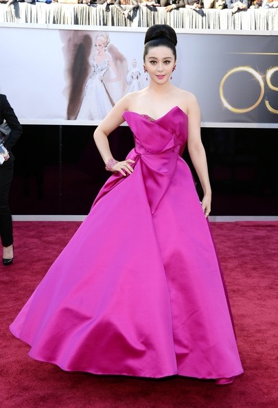 2013年,范冰冰一袭玫红色marchesa礼服亮相奥斯卡电影节.