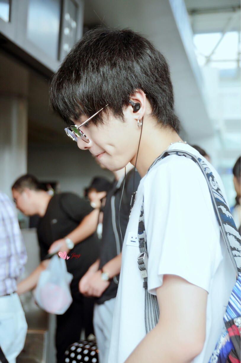 华晨宇 机场图 16.10.11 长沙 飞银川 高清壁纸