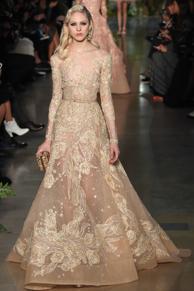 "花"确实是本季艾莉·萨博 (elie saab) 的主题设计元素——它们以