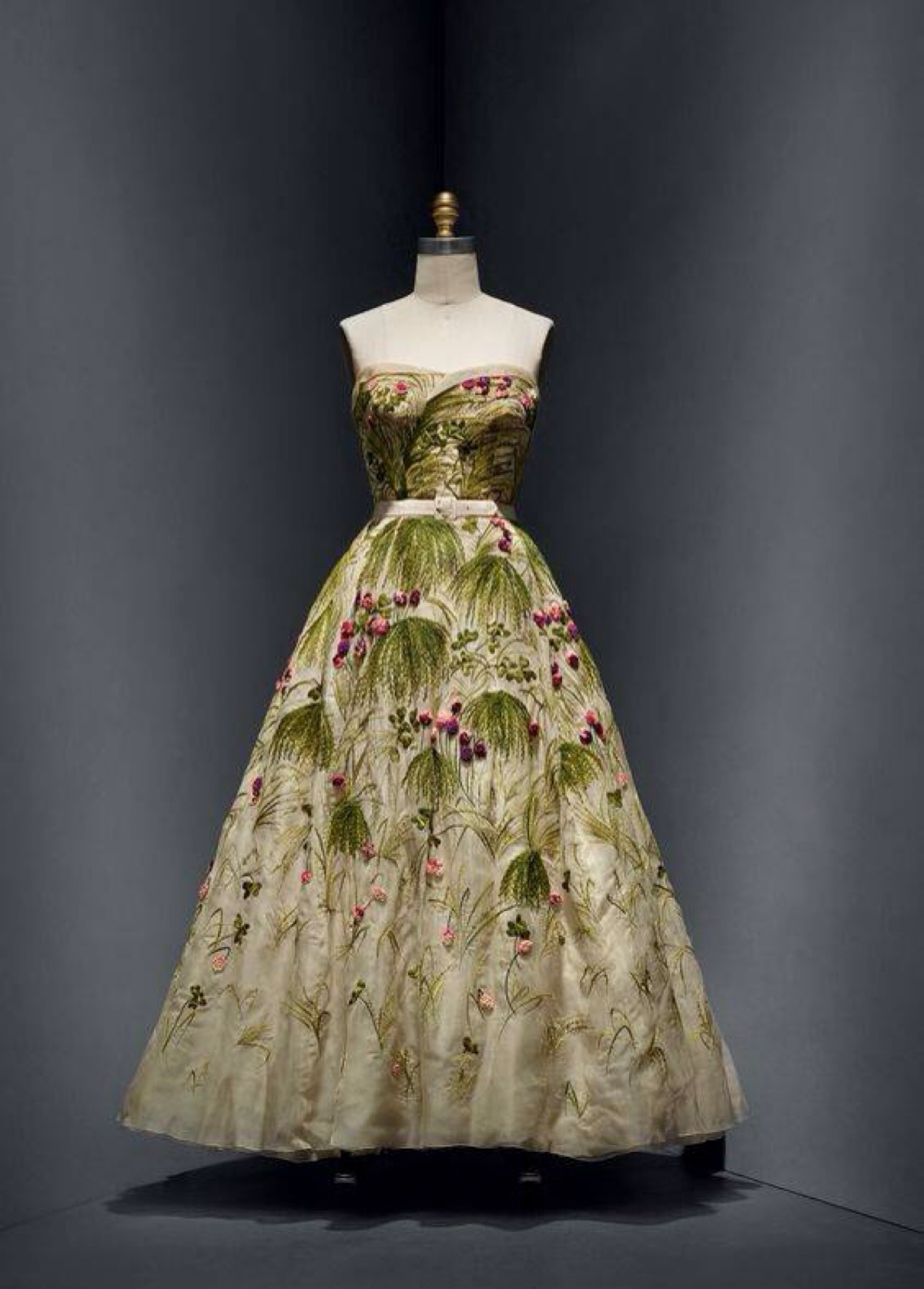 迪奥从小便最爱花园和田园中的自然景致,这一款便1200_1674竖版 竖屏