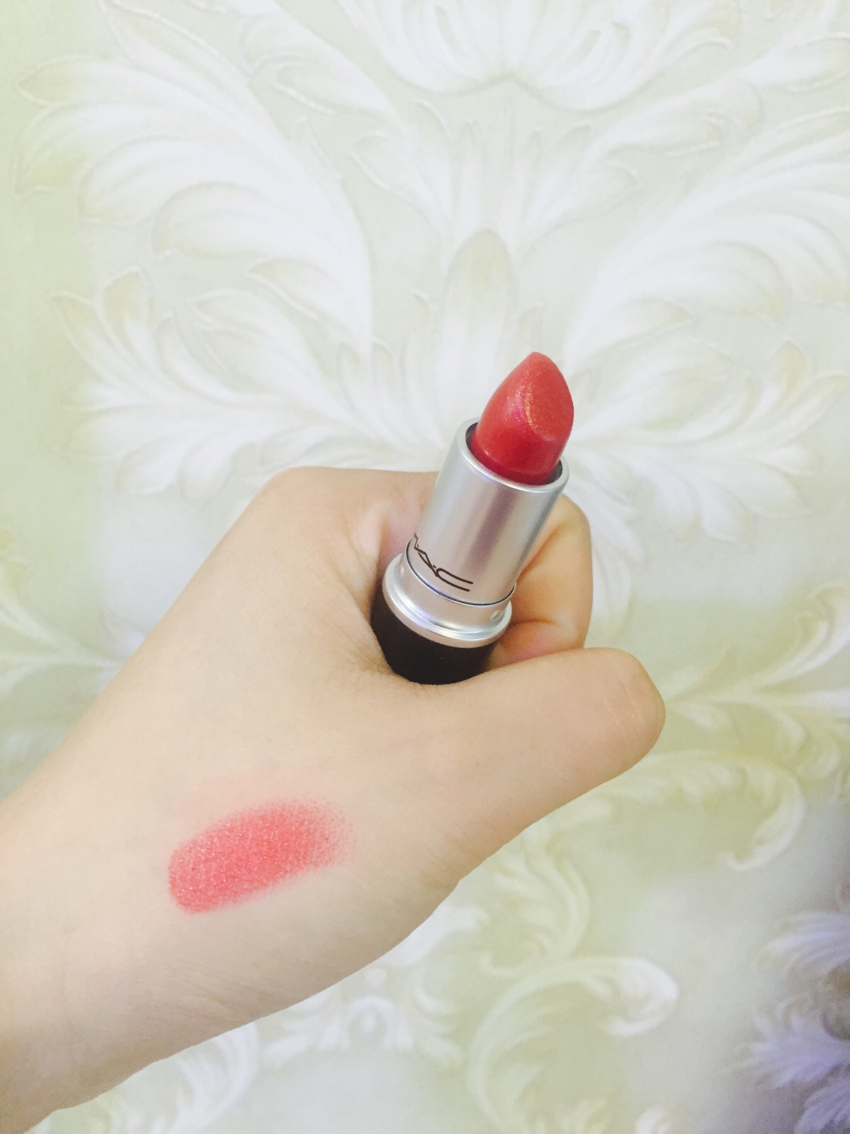 mac cockney ,非常好看的水红色,而且一点都不干!一万个好看!