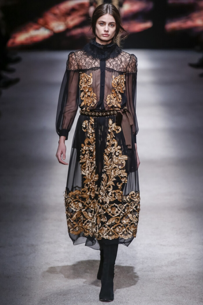 大的问题在于当这些服装依次出现在t台上时,它们都显得非常厚重和华丽