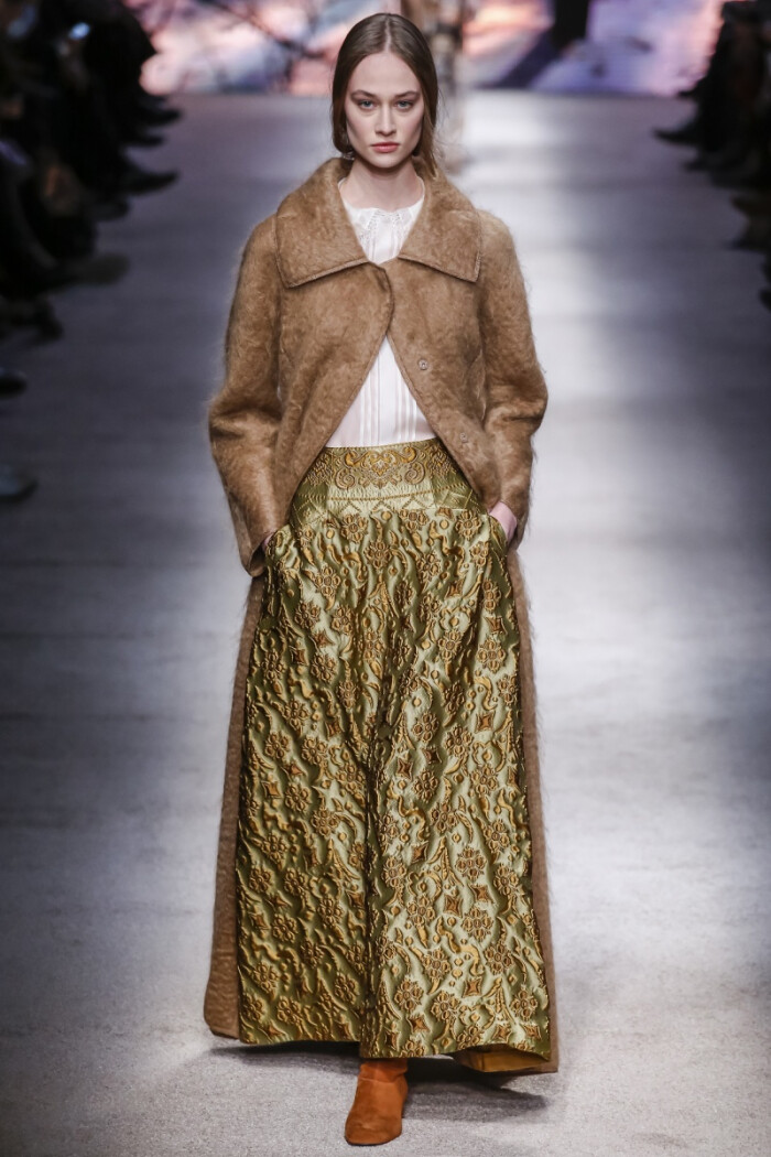 整个系列最大的问题在于当这些服装依次出现在t台上时,它们都显得