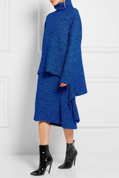 balenciaga 这款毛衣亮相于巴黎时装周的秀场,采用熠熠生辉的钴蓝色