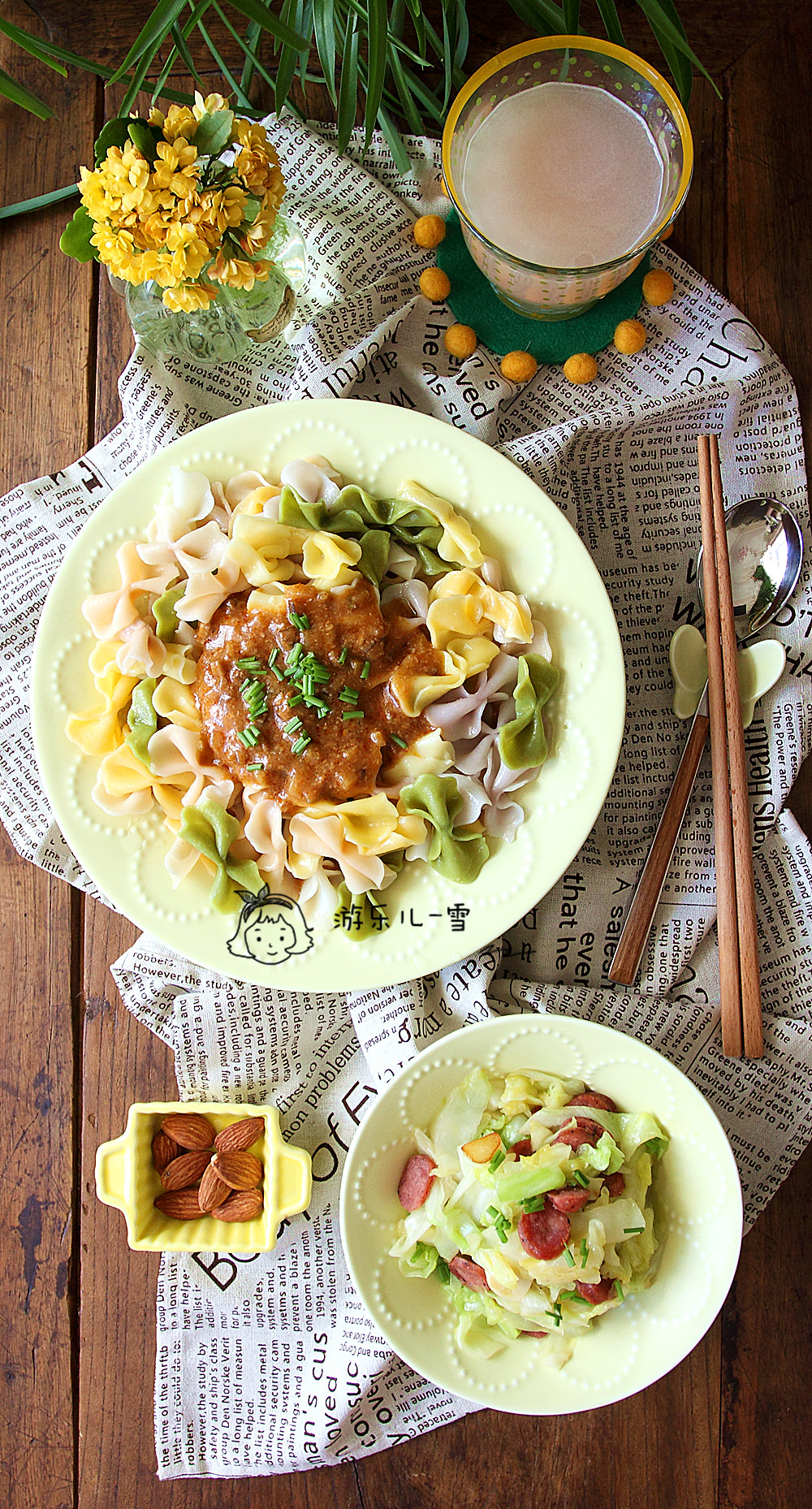 犯懒的日子,拿出厨友自制的七彩蝴蝶面,白水煮一煮,顶部浇上muji的