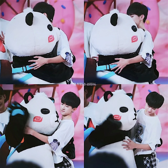 易烊千玺!和猫熊的爱的泡泡!