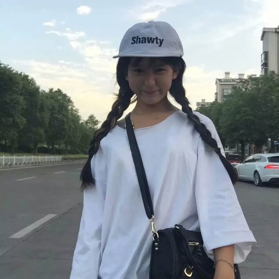 麻花辫 街头 帽子 女生头像