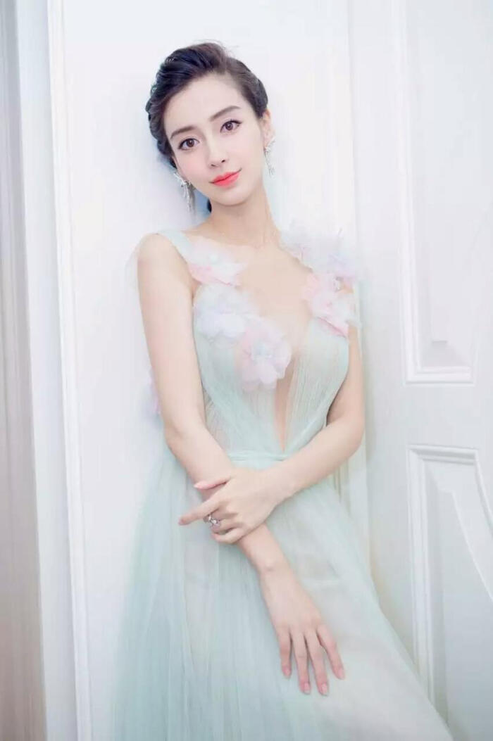 【baby穿深v礼服走性感路线,仙范儿十足美翻了】 9月24日下午,baby