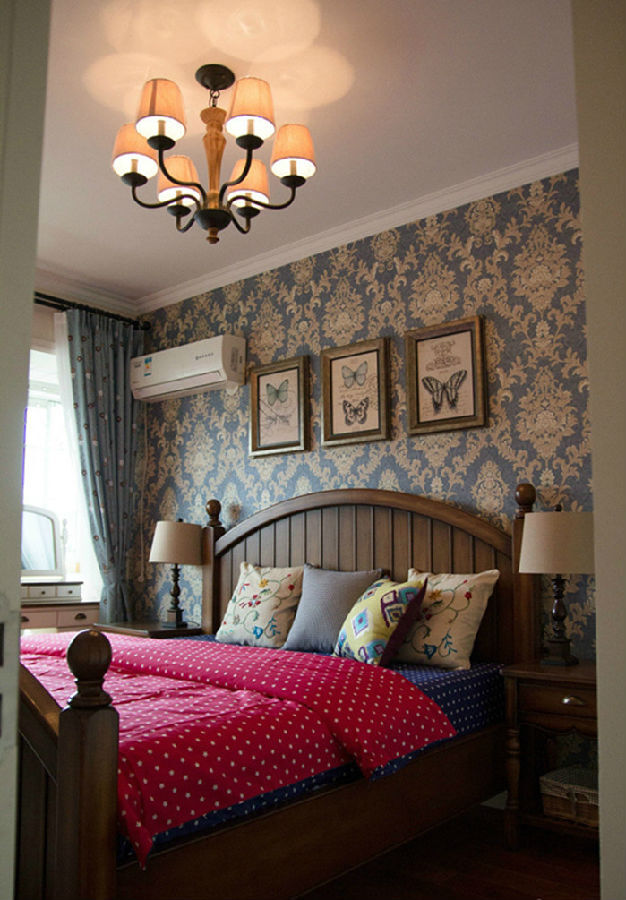 门厅简单的拼花有美式味道,客厅铺设仿古砖尽显美式乡村,墙面运用花纹