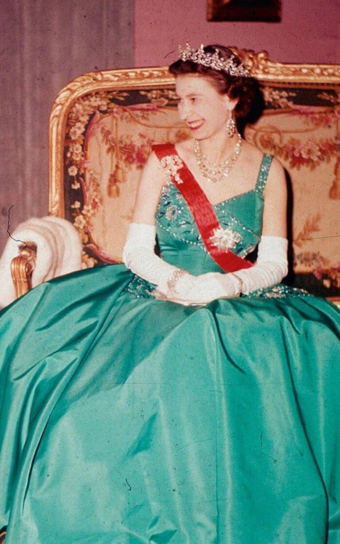 1957年伊丽莎白二世访问巴黎时穿的一条礼服裙,明亮的海绿色丝绸,各色