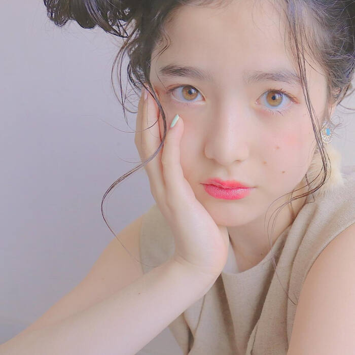 山田直美,13岁日法混血小模特.