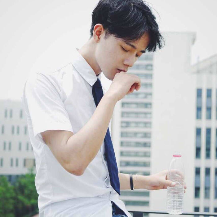玩网男头男生头像无水印 〔你走后我站在窗前掏出一根烟 黑暗中只见