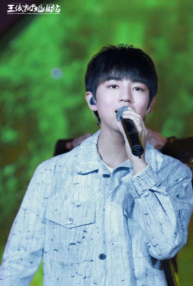 王俊凯 160921 启航王俊凯十七岁生日会 绿光【剪影的你轮廓太好看,凝