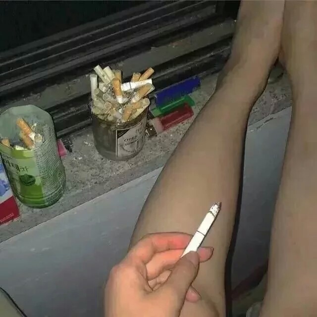 个性 朋克 头像 壁纸 黑白 叛逆 烟酒妓 bitch sexy bad 夜店 灯光