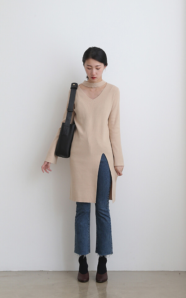 这款简约大方的长款针织衫,独特设计,简单搭配牛仔裤就很好.