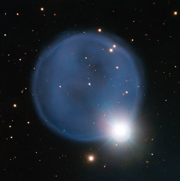 行星状星云的照片~这个美丽的蓝色水泡在一颗衰老恒星的外部脱落时