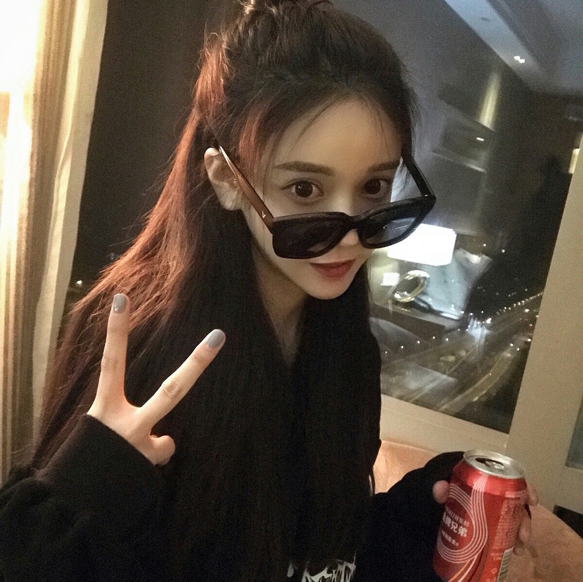 萌萌哒 小可爱 墨镜 马尾 剪刀手 饮料 女生头像