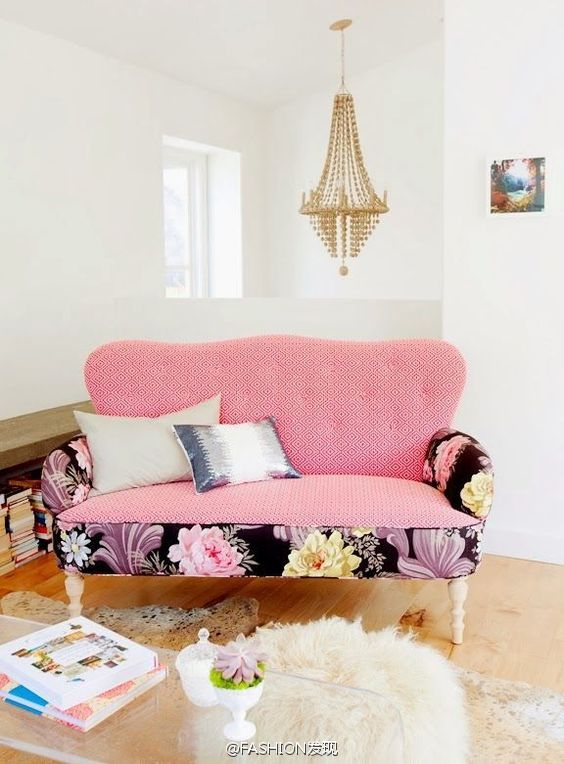 客厅里加入粉色系沙发的点缀,感觉看上去明亮,干净和温馨,能容易让人